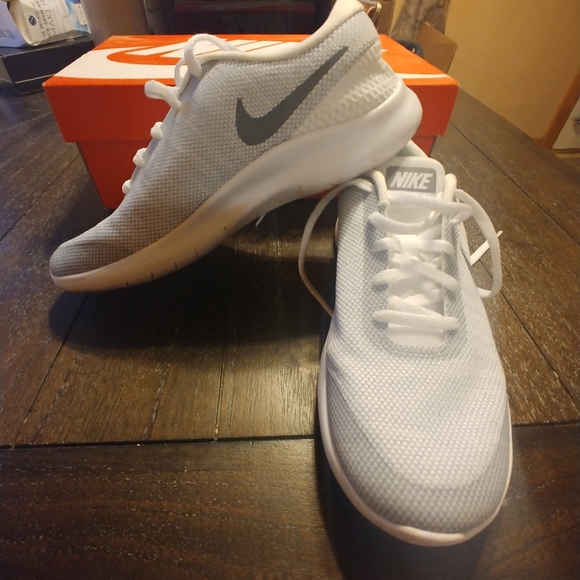 White and Grey Nike sneakers size 8.5 - Picture 3 of 5